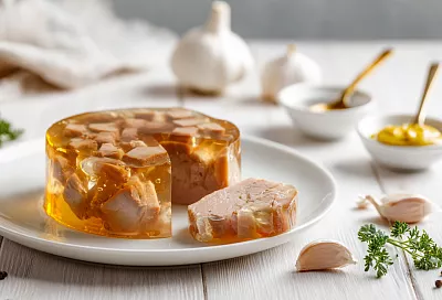 Холодец из свиных рулек и ножек получился идеально плотным: три замачивания, и бульон кристально чистый