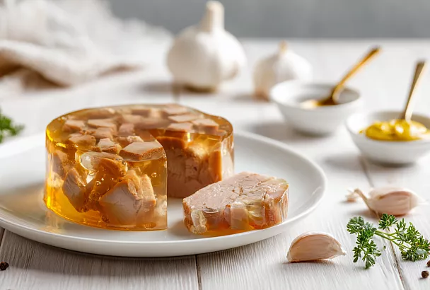 Холодец из свиных рулек и ножек получился идеально плотным: три замачивания, и бульон кристально чистый