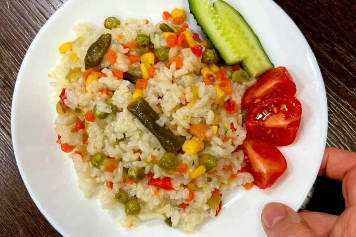 Идеальный 20-минутный рис с овощами: рецепт в мультиварке за 3 шага — полюбит даже ленивый