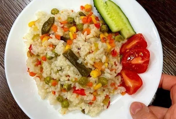 Идеальный 20-минутный рис с овощами: рецепт в мультиварке за 3 шага — полюбит даже ленивый