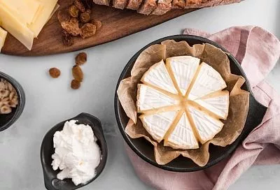 Идеальное угощение для дружеских посиделок: сыр с плесенью, запеченный в духовке