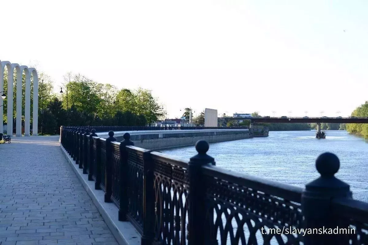 В Славянске-на-Кубани благоустраивают защитную дамбу на реке Протока
