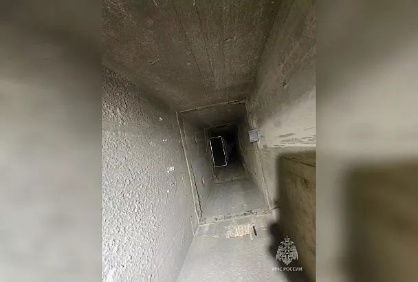 Турист из Санкт-Петербурга рухнул в вентиляционную шахту с третьего этажа в Сочи