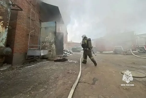 Горящий мебельных цех потушили в Краснодаре