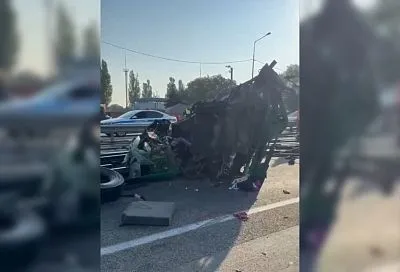 Высыпавшиеся из грузовика на дорогу трубы спровоцировали массовое ДТП в Краснодарском крае