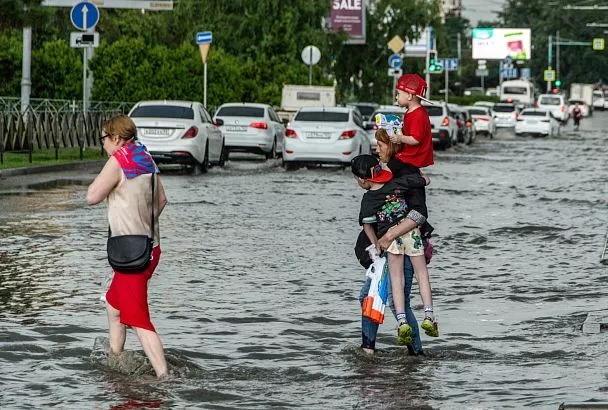 Лужи по колено, пробки, улицы-реки: что происходит в Краснодаре после мощного дождя