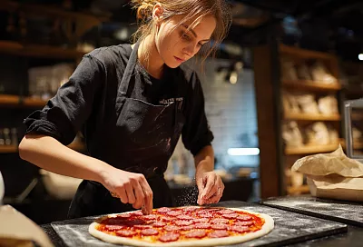 Домашняя пицца на универсальном тесте: два варианта начинки