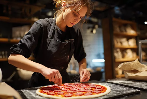 Домашняя пицца на универсальном тесте: два варианта начинки