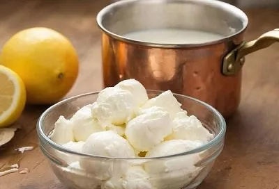 Вечером смешала молоко и лимонный сок, а утром уже угощаю мужа домашней моцареллой: простой и понятный всем рецепт