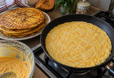 Тыквенные лепёшки с сыром и творогом: жарим на сковороде к завтраку
