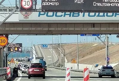 Сотрудники полиции усилили контроль над дорожной обстановкой перед Крымским мостом со стороны Тамани