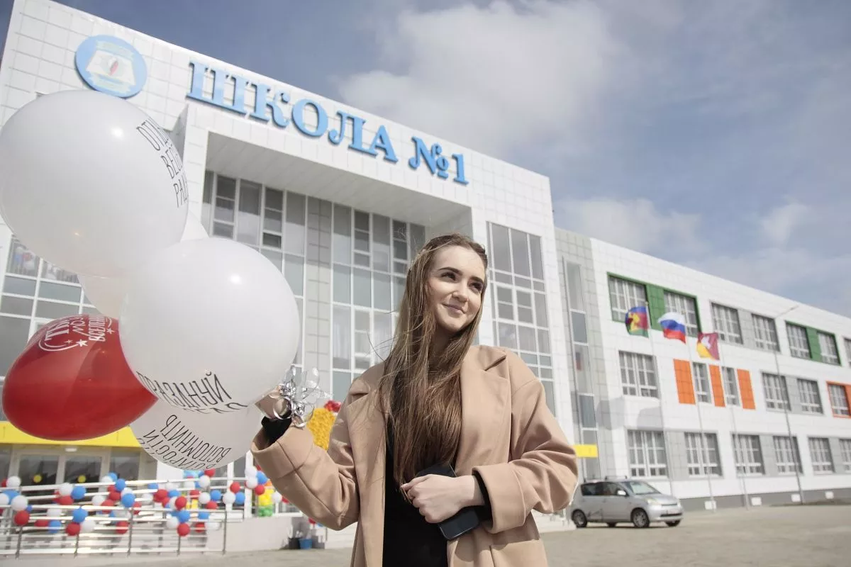 Выпускница Ксения Власова рада за детей, которые будут учиться в новом здании школы. Выпускница Ксения Власова рада за детей, которые будут учиться в новом здании школы.