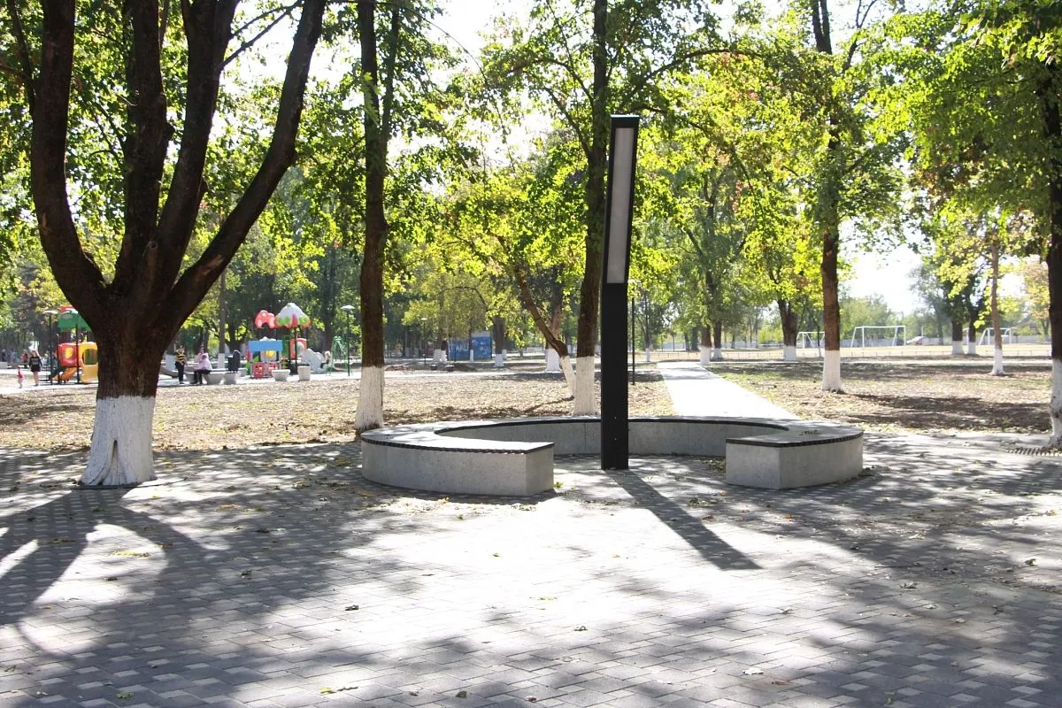 В парке установили фонтан, детские площадки, новые лавочки, дорожки выложили плиткой.﻿﻿ 