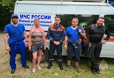 Спасатели вывели заблудившуюся туристку из каньона реки в Сочи