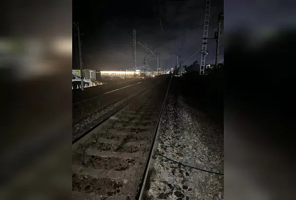 Пьяный житель Сочи попал под электричку и выжил
