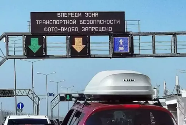 Час в ожидании проезда: более 500 машин скопилось у Крымского моста