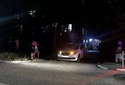 В Сочи подросток на мощном электросамокате врезался в автомобиль