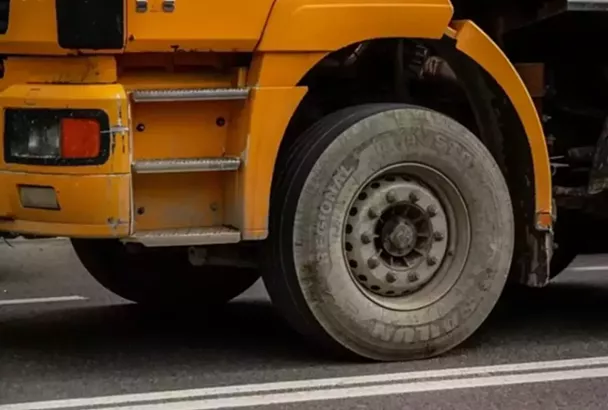 Движение грузовиков ограничили из-за ветра на выезде из Новороссийска в сторону Кабардинки 
