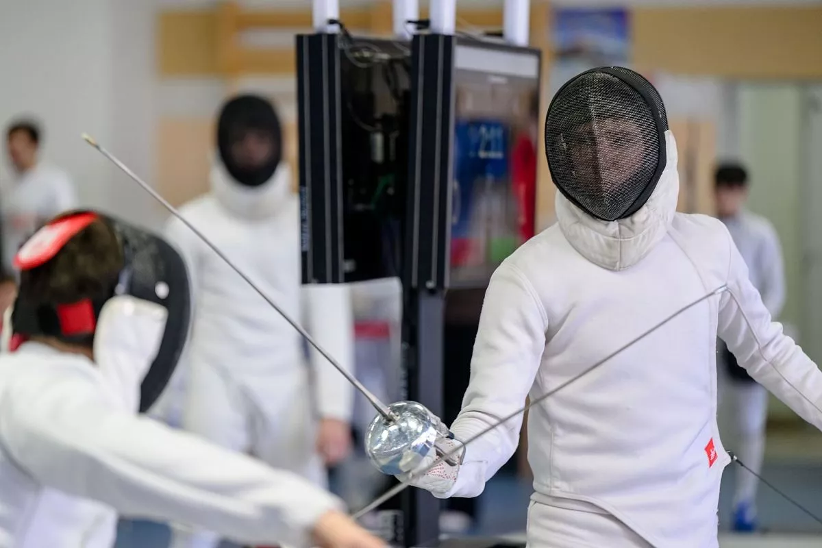 На соревнованиях и тренировках лицо спортсменов защищает специальная маска.