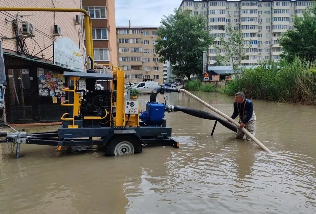 В Краснодаре откачивают воду с подтопленных ливнем улиц: где работает спецтехника