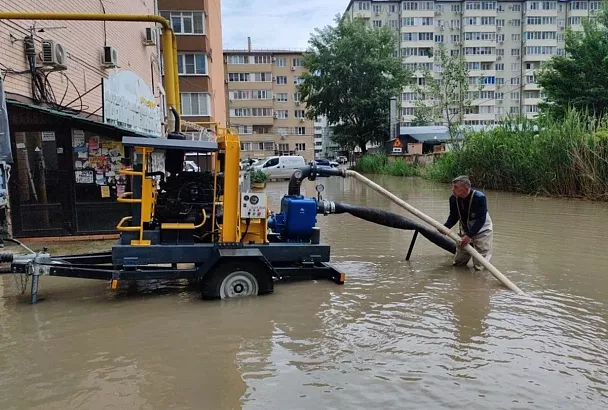 В Краснодаре откачивают воду с подтопленных ливнем улиц: где работает спецтехника