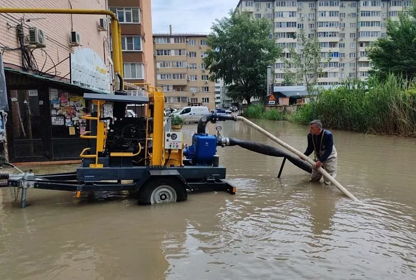 В Краснодаре откачивают воду с подтопленных ливнем улиц: где работает спецтехника