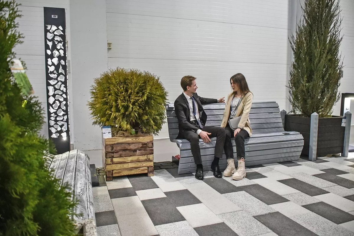 Скамейки, выполненные из пластика и песка, более прочные и красивые, чем обычные деревянные. Скамейки, выполненные из пластика и песка, более прочные и красивые, чем обычные деревянные.