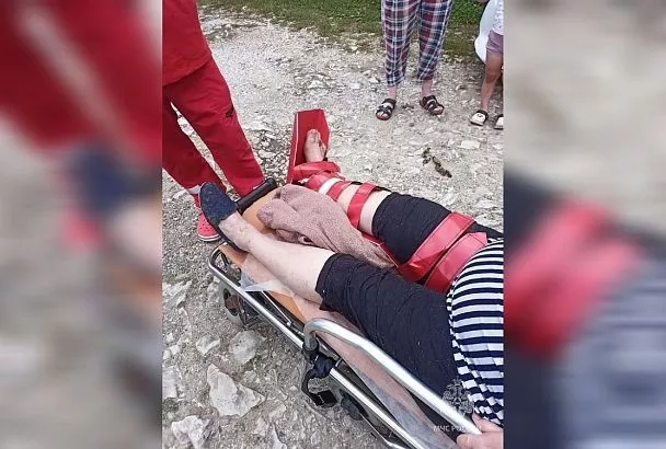 Женщина упала с 5-метровой высоты в русло реки в Сочи