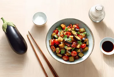 Обваливаю кубики баклажанов в крахмале и жарю в масле — салат выходит хрустящим и невероятно вкусным!