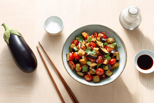 Обваливаю кубики баклажанов в крахмале и жарю в масле — салат выходит хрустящим и невероятно вкусным!