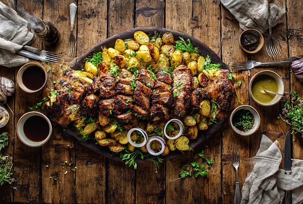 Мясо по-домашнему в луково-соевом маринаде с картошкой