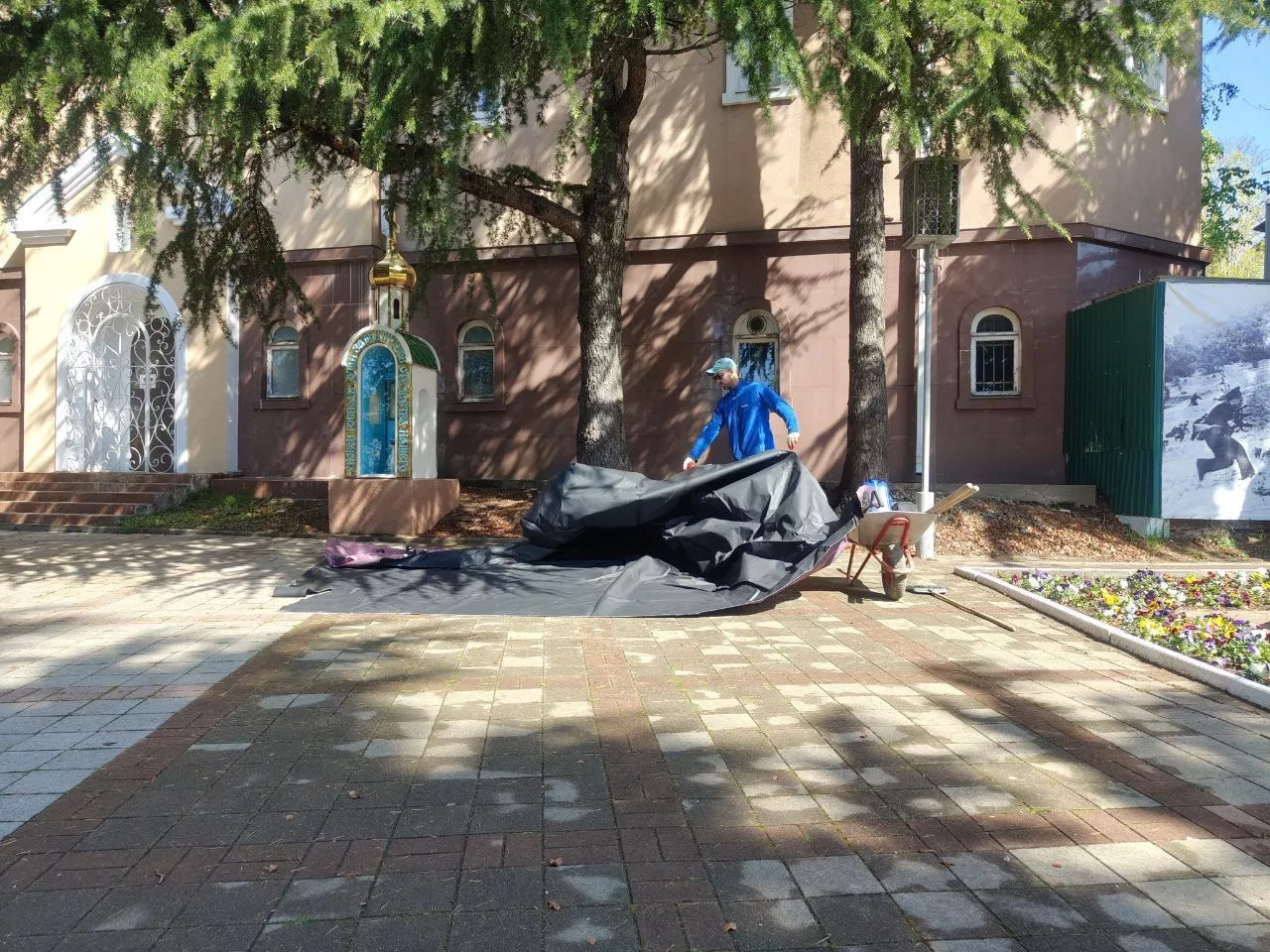 На Горке Героев в Туапсе начали устанавливать посвященное ВОВ художественное панно