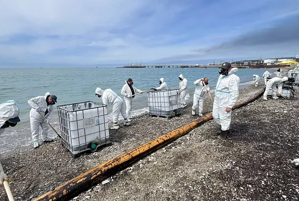 Около 12,7 тыс. кубометров загрязненного грунта и водомазутной смеси собрали в Туапсе