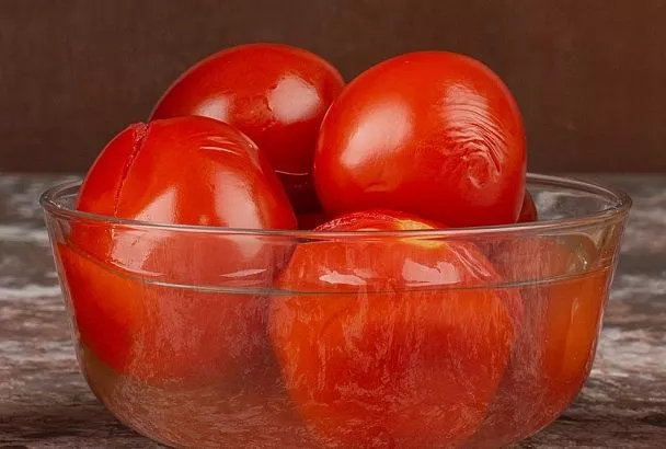 Помидоры на зиму по «пьяному» рецепту: 5 шагов — и пальчики оближешь