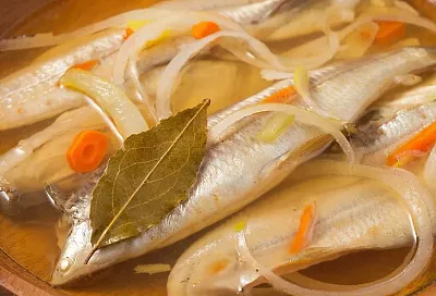 Мойва превращается в анчоусы одним движением руки и всего за полчаса 