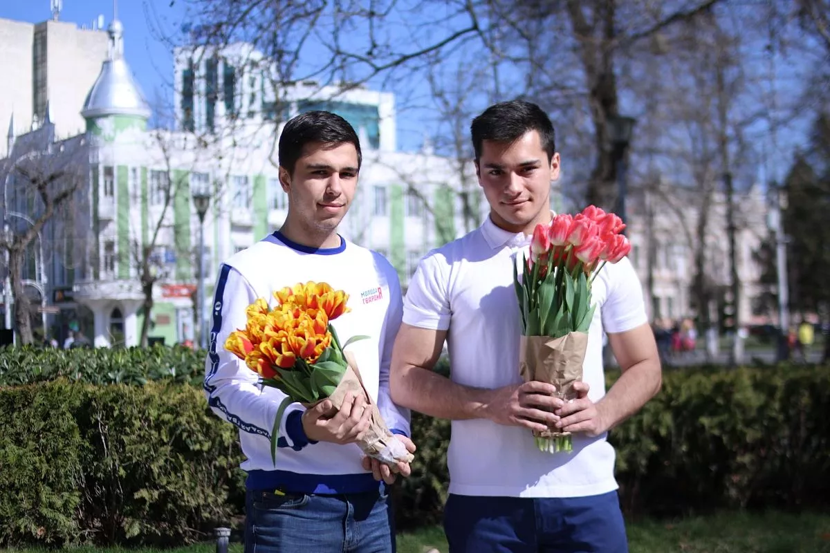 Во время шествия по улице Красной юноши дарили девушкам цветы и свои улыбки