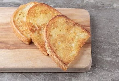 Больше не придется просыпаться рано утром: вручите этот рецепт детям и пусть они сами себе перед школой жарят гренки с яйцом