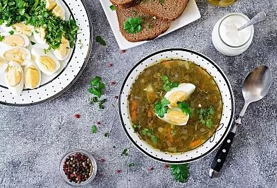 Наедаюсь с одной тарелки этим постным зеленым борщом. И муж тоже - рекомендуем