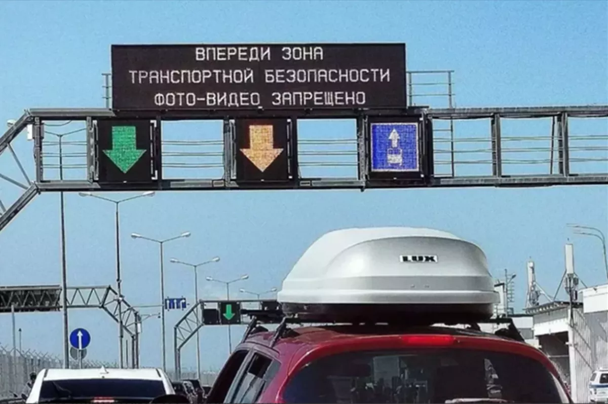 Час в ожидании проезда: пробка образовалась у Крымского моста со стороны Тамани 