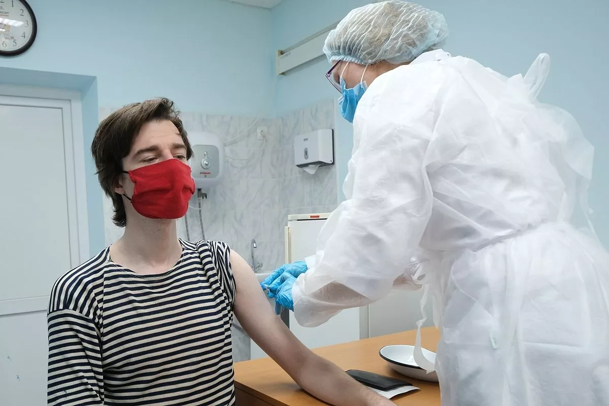 В первую очередь вакцинировали тех сотрудников газет и телеканалов, кто всегда в общении, всегда на передовой: телеоператоров, корреспондентов и фотографов. В первую очередь вакцинировали тех сотрудников газет и телеканалов, кто всегда в общении, всегда на передовой: телеоператоров, корреспондентов и фотографов.