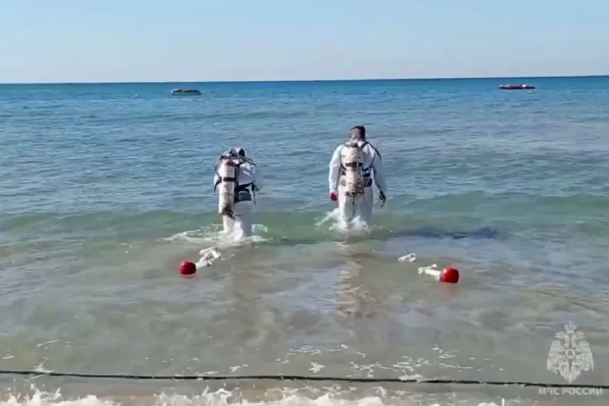 Более 22 тыс. мешков с мазутом собрали со дна Черного моря в Анапе