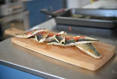 Муж и его друзья будут в восторге от скумбрии, маринованной по особому рецепту! Такая рыбка и на пенной вечеринке будет пользоваться спросом