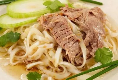 Лёгкий ужин после праздников: холодная лапша с говядиной и дайконом за 35 мин — простой китайский рецепт