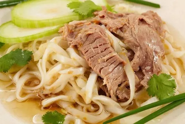 Лёгкий ужин после праздников: холодная лапша с говядиной и дайконом за 35 мин — простой китайский рецепт