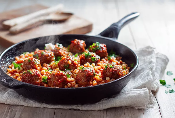 Перловка с фрикадельками — сочная, ароматная и нравится даже тем, кто не любит перловку