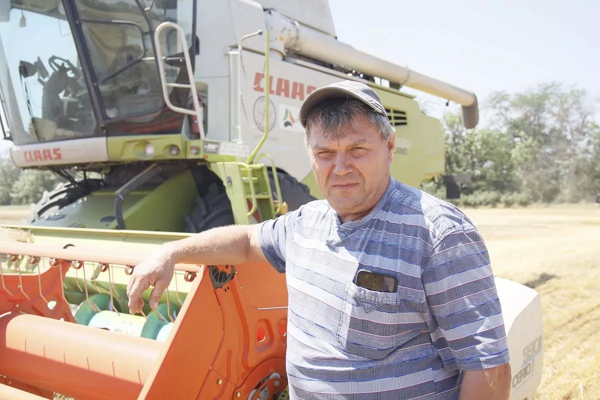 Один из опытнейших комбайнеров хозяйства «Заря» Виталий Дон уверенно набирает намолоты Один из опытнейших комбайнеров хозяйства «Заря» Виталий Дон уверенно набирает намолоты