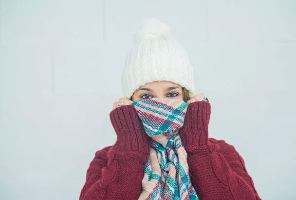 Почему зимой нельзя ходить без шапки: иммунолог развеял миф и объяснил реальную угрозу
