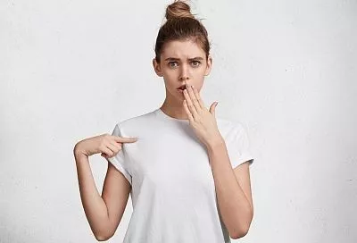 Не поможет и жвачка: врач рассказал о причинах неприятного запаха изо рта