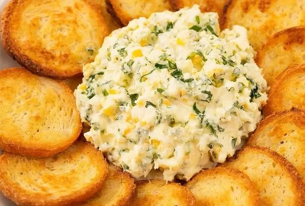 Салат из плавленых сырков: не бутерброд, а праздничная закуска — воздушный, пикантный и хрустящий за 15 минут