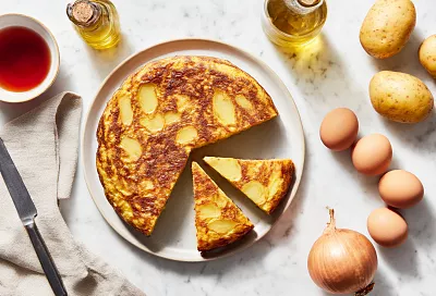 Классическая испанская тортилья с картошкой и луком на завтрак